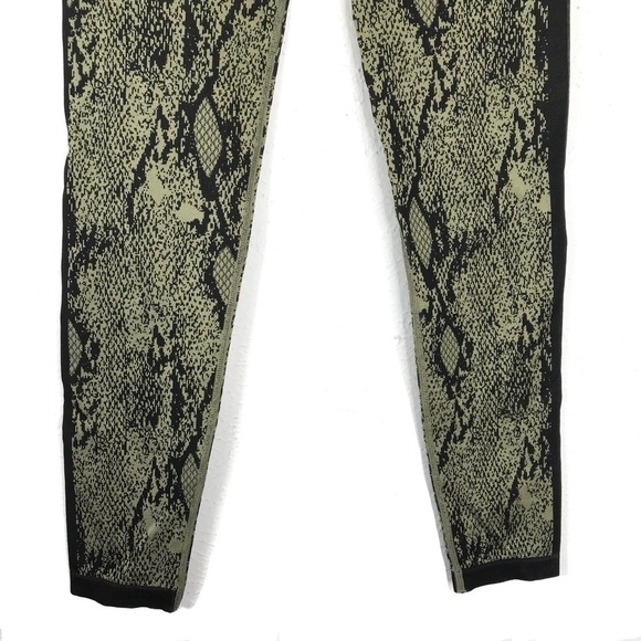 Fabletics High-Waisted Seamless Snakeskin Print 7/8 Leggings Size Medium - Picture 3 of 11